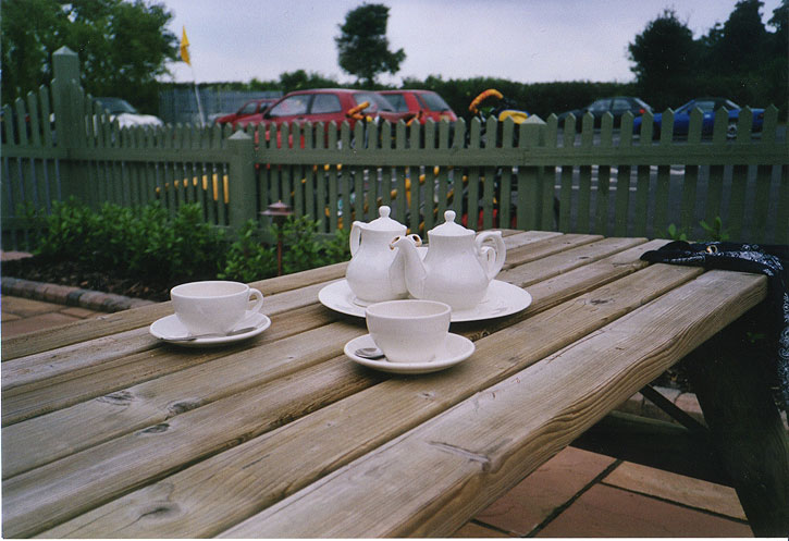 verschr&auml;nkte Teekannen